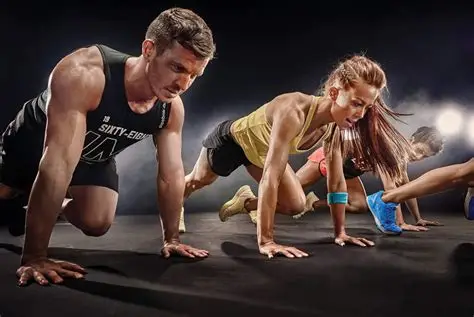 Persona entrenando con equipo fitness